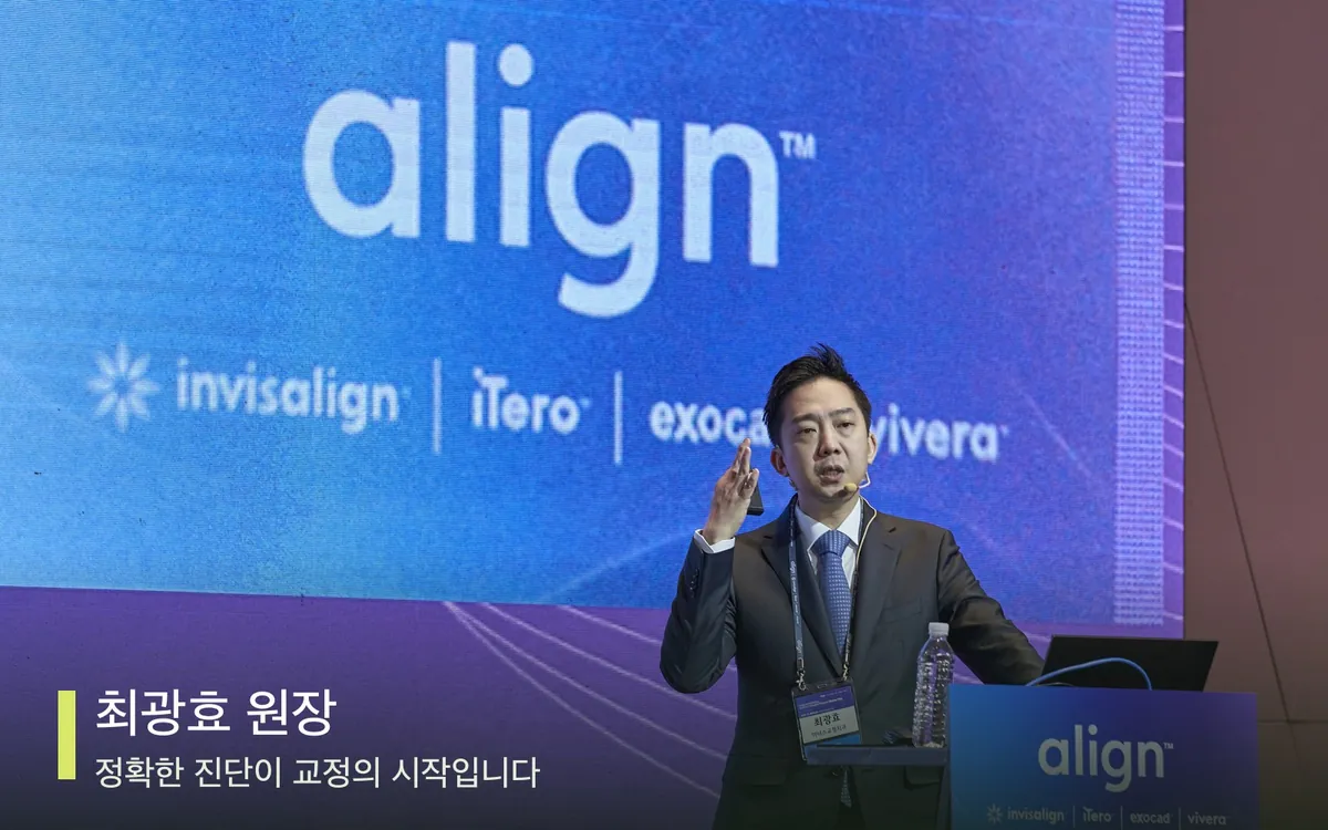 최광효 원장이 세팔로 X-ray로 발치·비발치 계획을 설명하는 모습 - 아너스교정치과